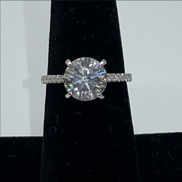 1.5ct D, VVS1 Brilliant Round Moissanite Pave - Picture 4 of 9